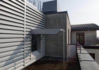 Soundproofing fins for air conditioning unit on a hotel roof in Leipzig