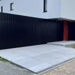 La magie des portes de garage invisibles avec le revêtement mural Linarte