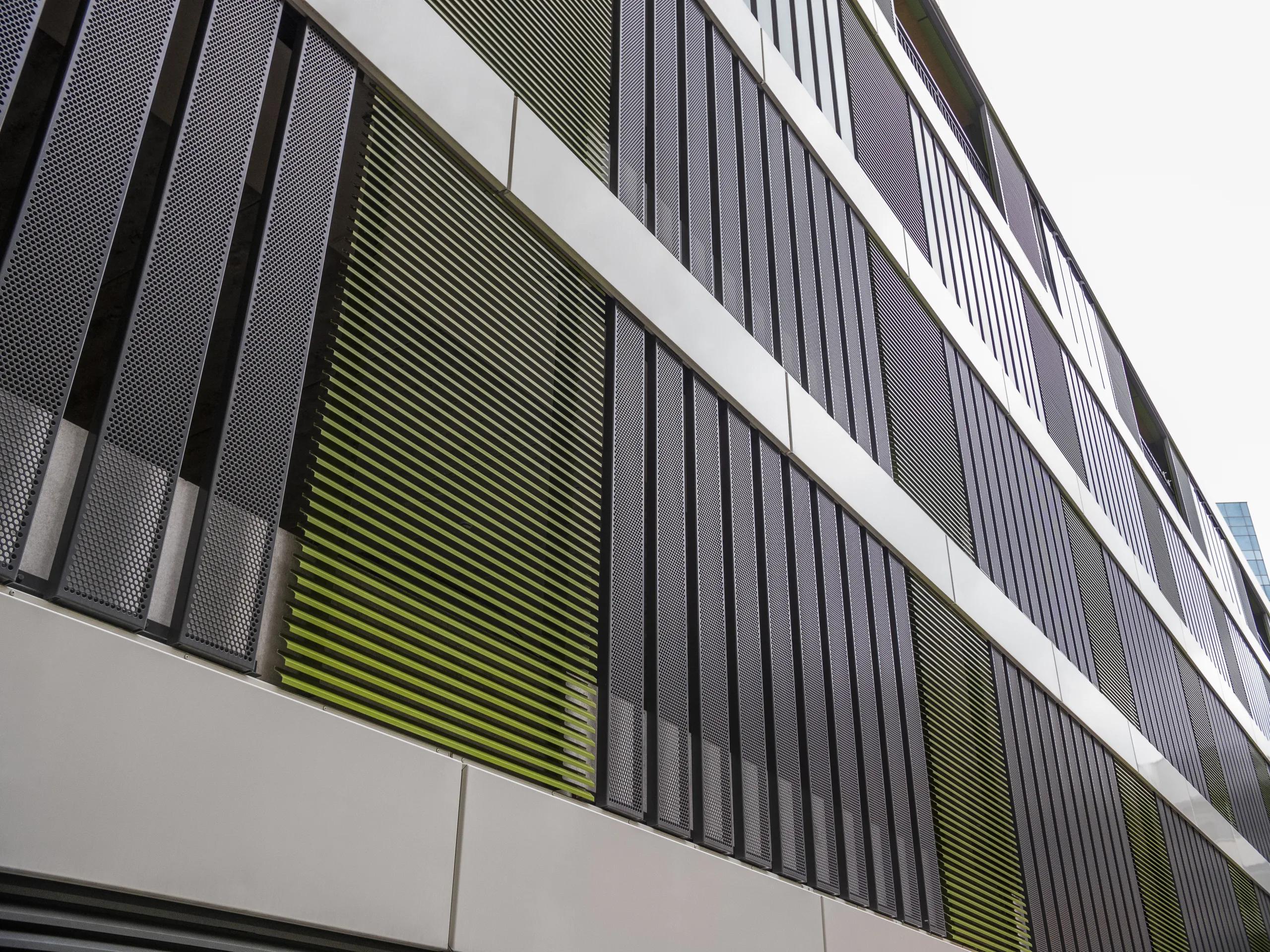 Parking garage louvre façade: Renson louvre blade Linius L.050