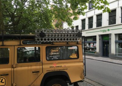 Tôle de sable sur un Landrover historique