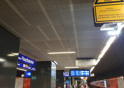 Gare centrale de Stuttgart Basse, suspension de plafond avec caillebotis en aluminium