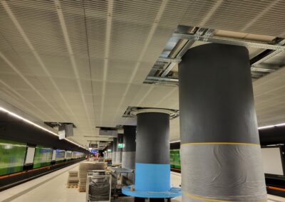 Installatie van aluminium plafondroosters in het S-Bahn station Stuttgart Mitte