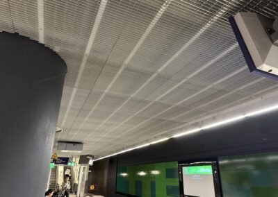 Soffitto della stazione realizzato con griglie di alluminio a Stoccarda