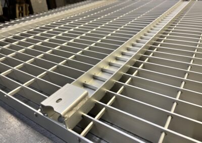 Grille de plafond avec fixation modifiée pour les plafonds de gare