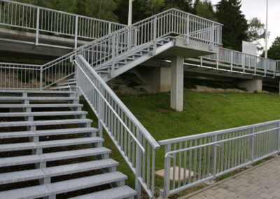 peldaños de seguridad rotec tipo O2 para la escalera de una estación de ferrocarril