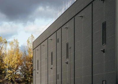 Data center with burglar-resistant ventilation grille for night cooling