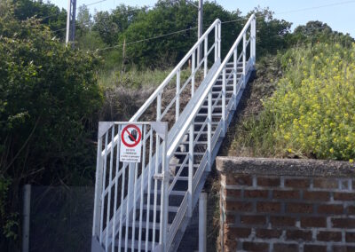 Escalier de talus vers le remblai ferroviaire entièrement fabriqué en PRV