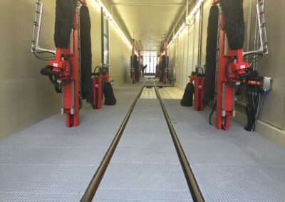 Caillebotis en PRV dans une station de lavage pour trains