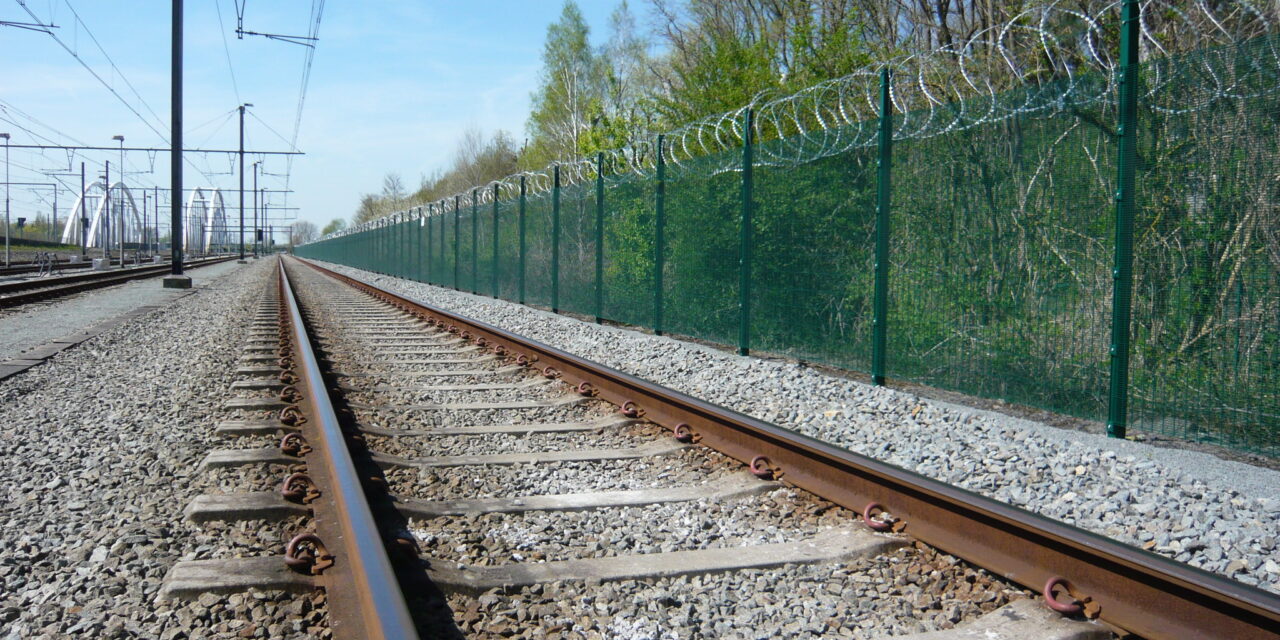 Protección de infraestructuras críticas en el ferrocarril: La solución con la valla de alta seguridad Securifor